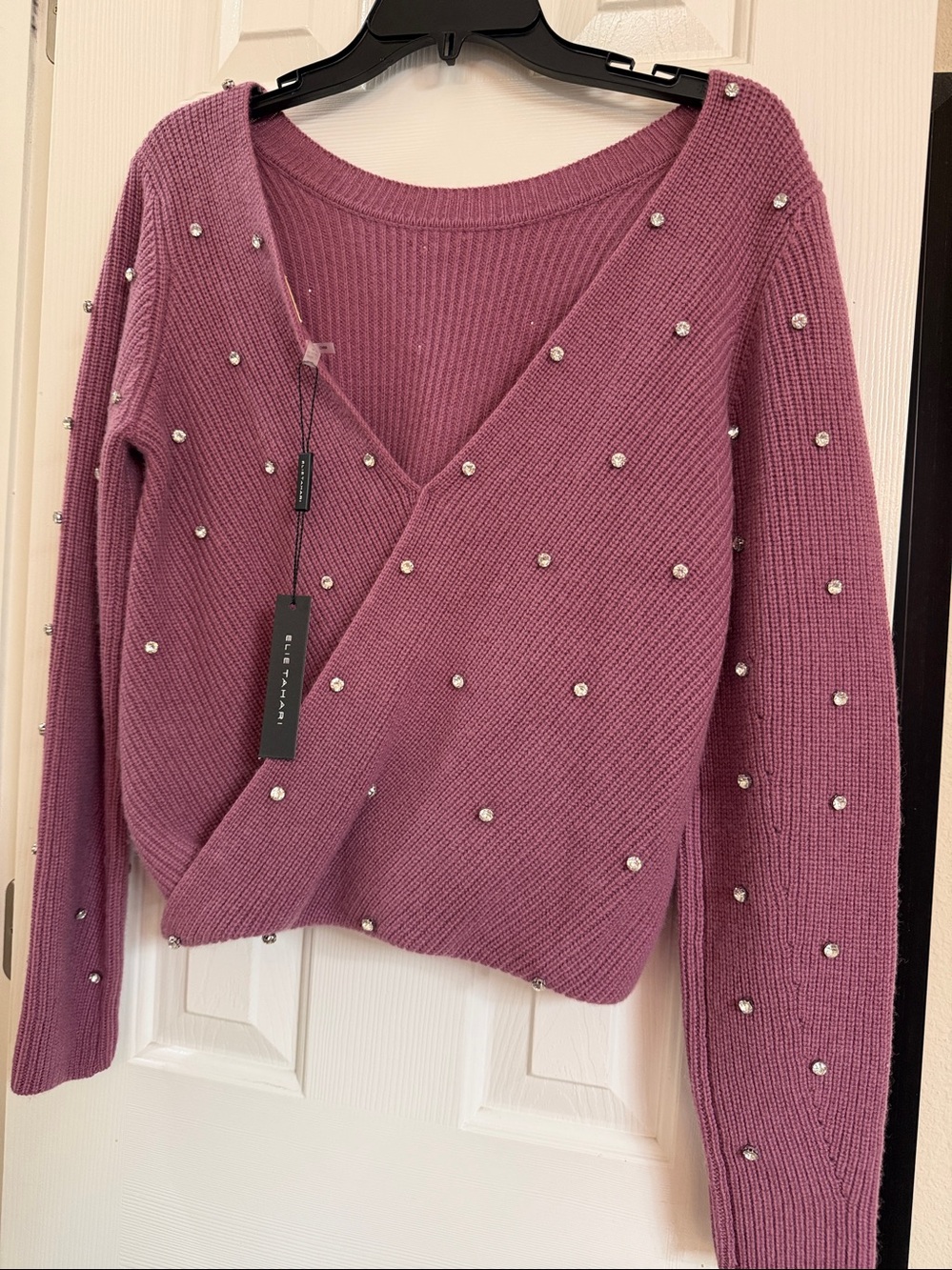 Elie Tahari Sweater. 100% cashmere
NEW with Tags
